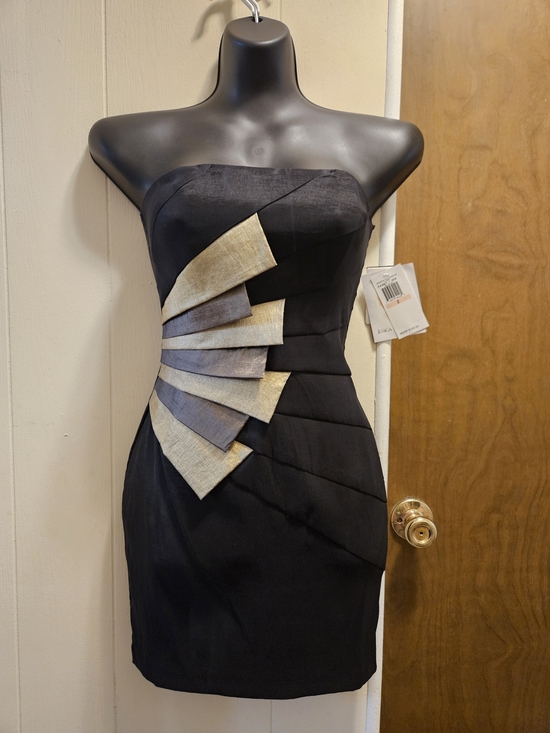 Jessica McClintock Dresses & Skirts - Jessica McClintock Black Strapless Cocktail Dress with Metallic Fan Accent